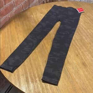 NEW Spanx Seamless Cropped Black Camo Leggings Sz S